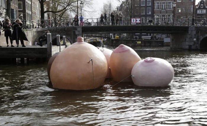 8 марта по-голландски женская грудь