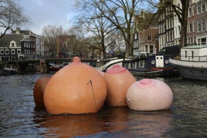 8 марта по-голландски грудь плывет по воде