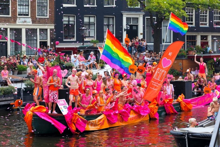 Амстердам в августе гей парад