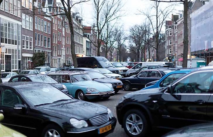 Места в Амстердаме_парковка машин