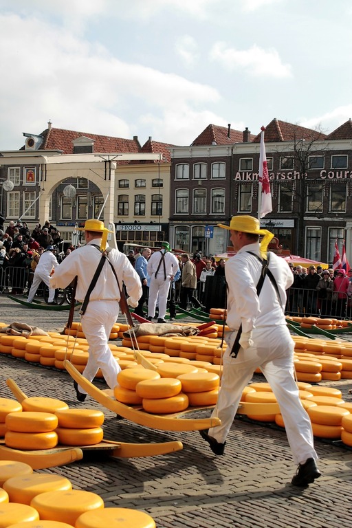 сырные рынки двое мужчин несут сыр