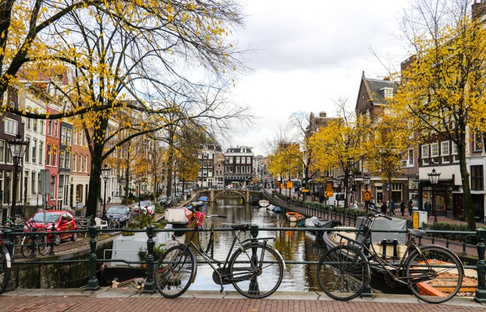 Амстердам бюджетно_каналы с велосипедами